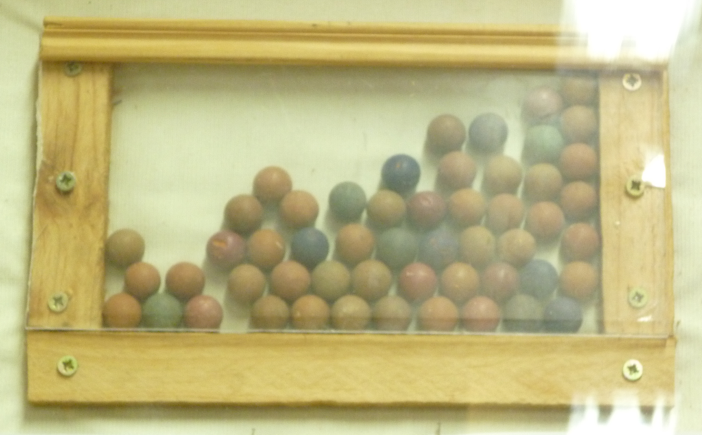 LOT DE 36 anciennes billes en terre cuite colorées, Jouet ancien EUR 7 LOT DE 36 anciennes billes en terre cuite colorées, Jouet ancien EUR 7